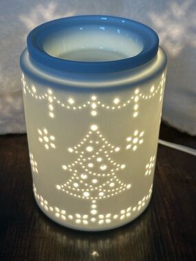 Scentsy Black and White Plug-In Wax Warmer Label Image